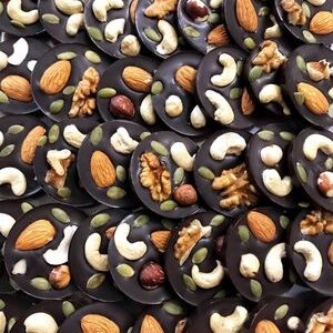 شکلات آجیلـی (دانه‌ای)